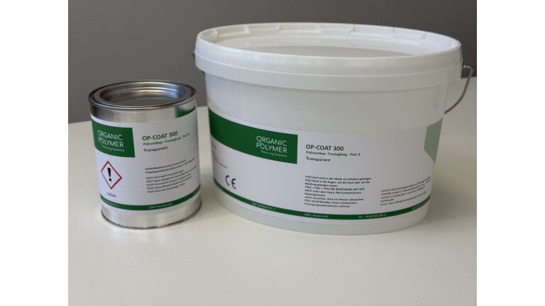 Ein weißer Plastikeimer und eine Metalldose mit der transparenten OP-COAT 300 Polyurethan-Versiegelung